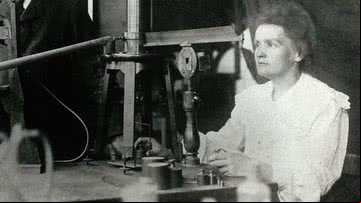 Marie Curie em seu laboratório em 1904 - Domínio público