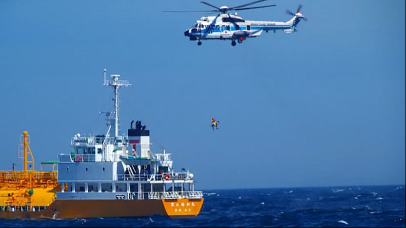 Fotografia do momento em que um helicóptero resgatou a jovem chinesa - Divulgação/Japan Coast Guard Yokosuka Office
