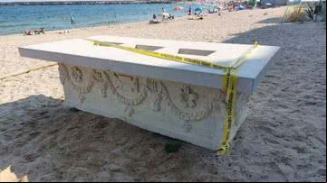 Sarcófago usado como mesa em praia - Divulgação/Ministério do Interior da Bulgária
