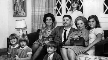 Eunice e Rubens ao lado da família - Arquivo pessoal