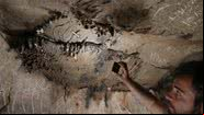 Arqueólogos descobriram uma moeda romana e escrituras no teto da Cova de les Dones - Divulgação/Universidad de Alicante
