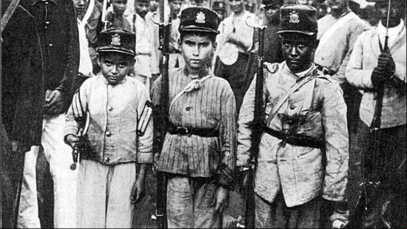Crianças lutando na Guerra do Paraguai - Domínio Público