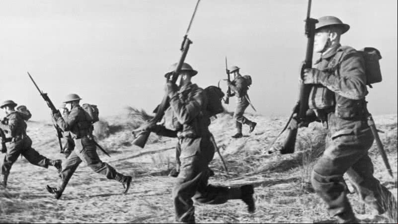Um grupo de fuzileiros navais britânicos em uma praia, por volta de 1940 - Getty Imagens