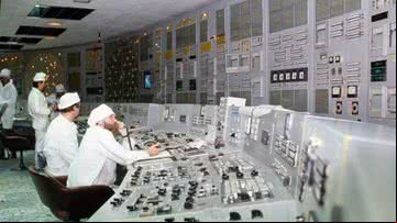 Operadores de Chernobyl trabalham na usina, em 1986 - Getty Images