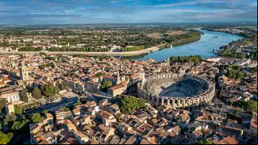 Fotografia do Rio Ródano em Arles, na França - Getty Images