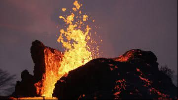 Lava jorrando do vulcão Kilauea, no Havaí - Getty Images
