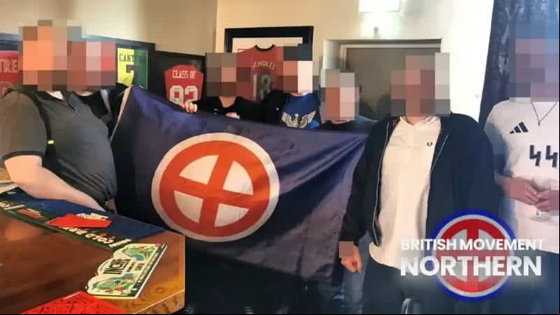 Imagens mostraram o grupo com bandeiras nazistas - Reprodução/British Movement Northern