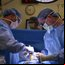 Imagem ilustrativa de médicos operando cirurgia