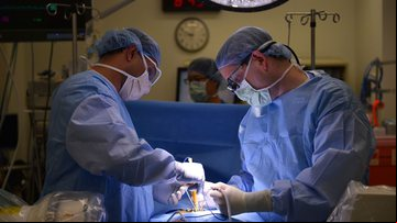 Imagem ilustrativa de médicos operando cirurgia - Getty Images