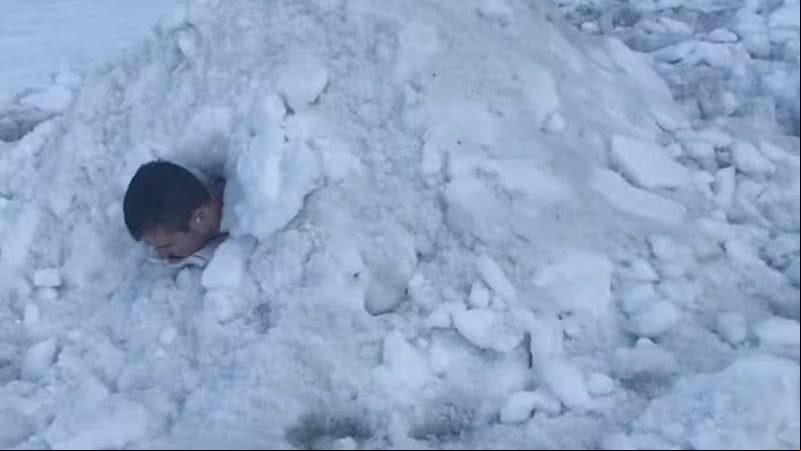 Suíço fica enterrado na neve por mais de duas horas e quebra recorde mundial - Divulgação/Guinness World Records