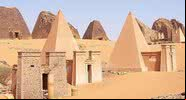 Algumas pirâmides antigas reconstruídas no sítio arqueológico de Meroé, no Sudão - Wikimedia Commons