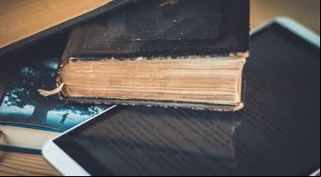 Imagem meramente ilustrativa de livros e tablet - Divulgação/ Pixabay/ sik-life