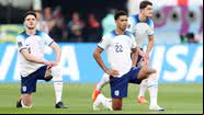 Jogadores da Inglaterra ajoelhados antes do início da partida de estreia na Copa do Mundo de 2022, contra o Irã - Getty Images