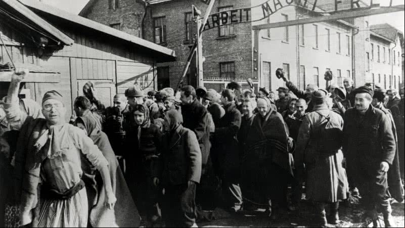 Sobreviventes de Auschwitz deixando o campo no final da Segunda Guerra Mundial - Getty Images