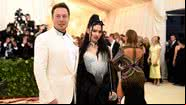 Elon Musk ao lado da cantora Grimes - Getty Images