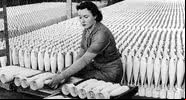 Mulher rodeada de bombas no Sul da Austrália (1943) - Biblioteca Estadual do Sul da Austrália, via Wikimedia Commons