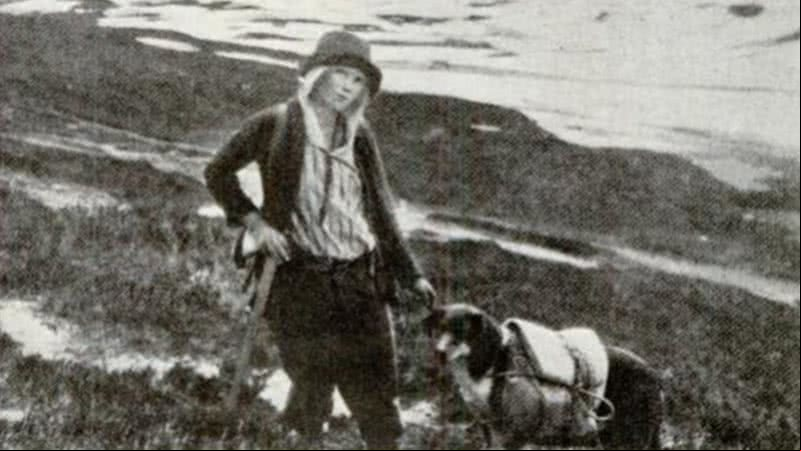 Fotografia da jovem com o cachorro - Divulgação / Heritage House Publishing